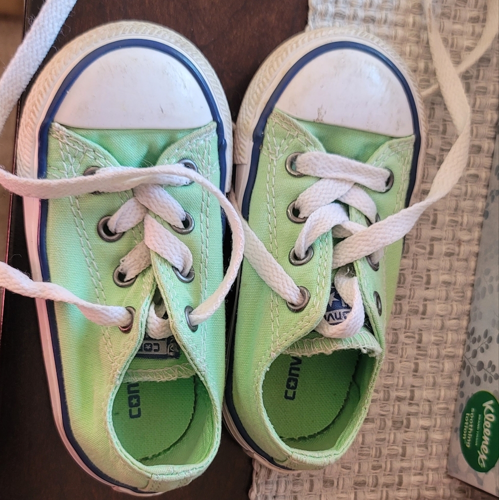 Toddler size 6 converse